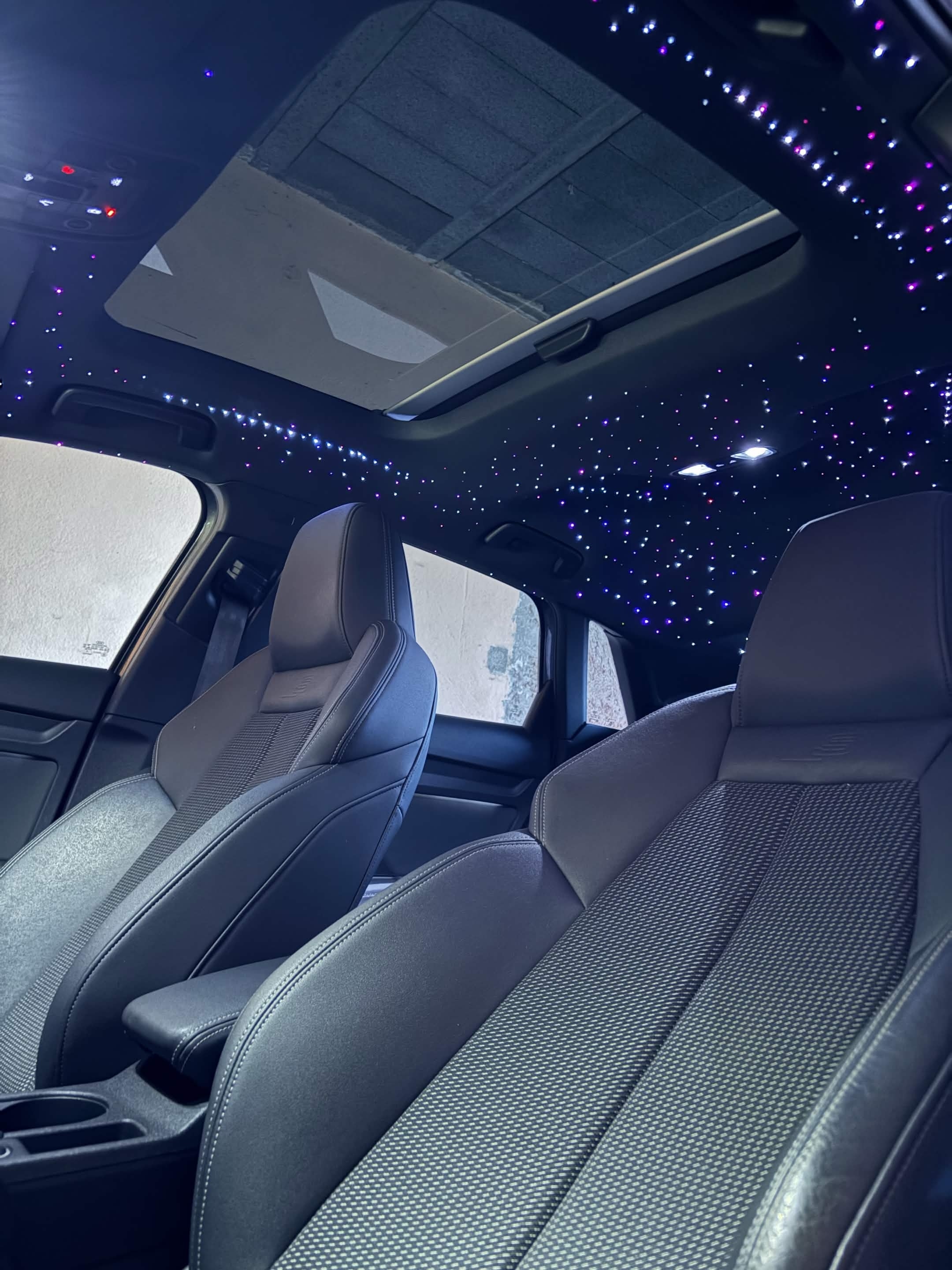 Ciel étoilé installé dans un intérieur de voiture par SkyCar30
